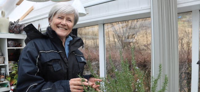 Gro Bøthun frydar seg når våren kjem og arbeidet i hagen kan ta til.
Foto: Irene Mæland Haraldsen