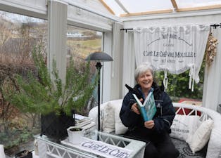 Gro Bøthun brukar god tid på planlegging og finn ofte fram hageboka for å få nye ideear. 
Foto: Irene Mæland Haraldsen
