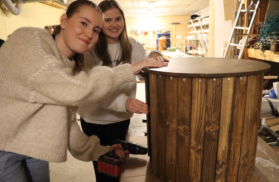 Malene Eikevåg og Rikke Blekkerud Foldøy skrur saman bord av oppkappa lekter som elles ville blitt kasta. 
Foto: Irene Mæland Haraldsen