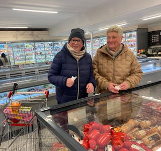 Kjellaug Langhelle (t.v.) og Olga Ness vvar begge enige om at det var blitt ein kjempefin butikk etter oppussinga. 
FOTO: RENATE SÆVAREID