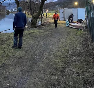 20 personar deltok på dugnad for rydding av gras og kratt, langs turstien ved Kyrkjehølen sist torsdag. Foto: Privat