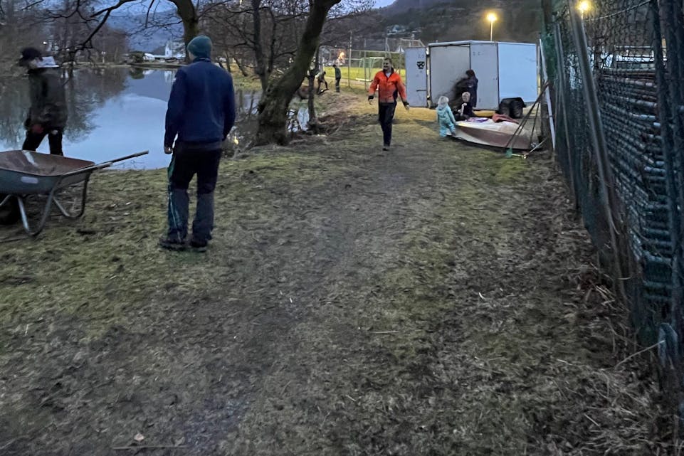 20 personar deltok på dugnad for rydding av gras og kratt, langs turstien ved Kyrkjehølen sist torsdag. Foto: Privat
