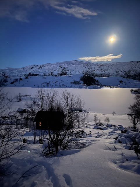 Måneskin over Verdalsvatnet, Palmesøndag. Foto: Anne Jorunn Lindevik