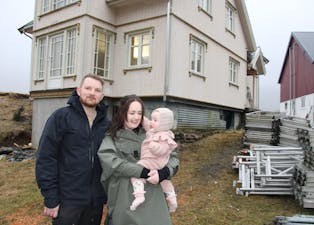 Olav Nes (38) og Amalie Kaldheim (29) saman med dottera Sigrid Kaldheim Nes framfor Bjarnehuset i Vikedal.
FOTO: RENATE SÆVAREID