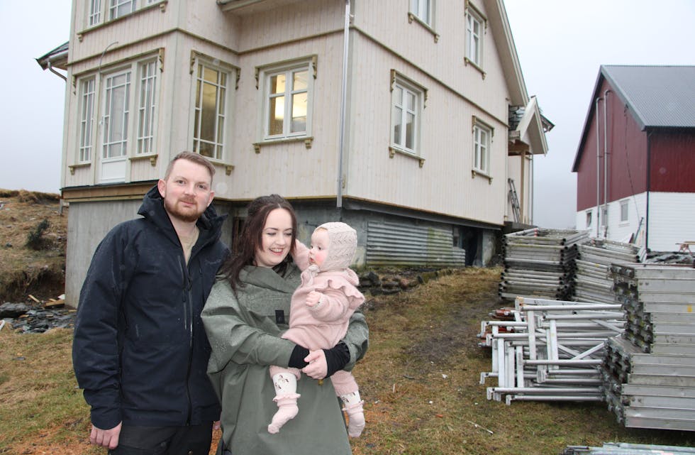 Olav Nes (38) og Amalie Kaldheim (29) saman med dottera Sigrid Kaldheim Nes framfor Bjarnehuset i Vikedal.
FOTO: RENATE SÆVAREID