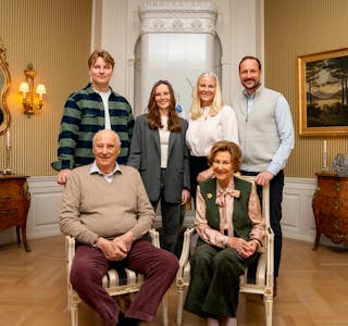 Det norske kongehuset deler familiebilete frå Bygdøy kongsgard. Foto: Simen Løvberg Sund / Det kongelege hoffet / NTB / NPK