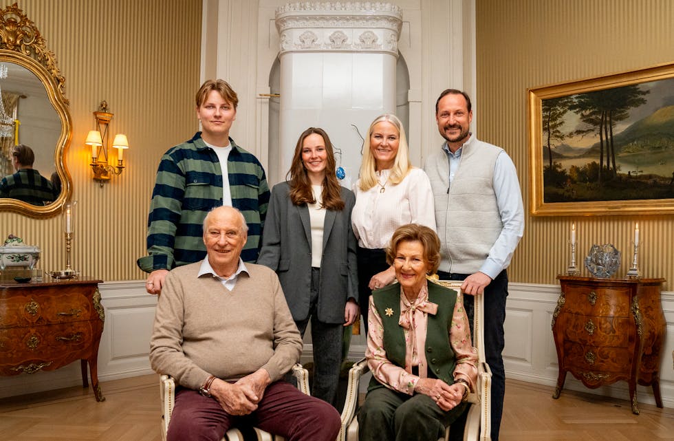 Det norske kongehuset deler familiebilete frå Bygdøy kongsgard. Foto: Simen Løvberg Sund / Det kongelege hoffet / NTB / NPK