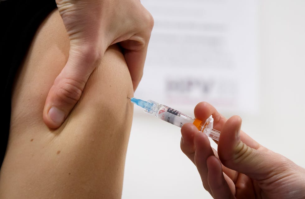 FHI tilrår at HVP-vaksinen blir tilbydd gratis til unge menn og menn som har sex med menn, då dei er i ei høgrisikogruppe for HPV-relatert kreft, men at det er utfordrande å gi vaksinen til ei gruppe basert på seksuell orientering. Illustrasjonsfoto: Heiko Junge / NTB / NPK