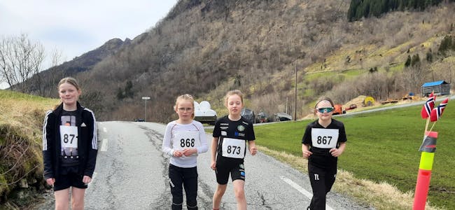 Klare for 450 m i barneløpet:  Julie Markhus Krokå, Lilly H. Fjelldalselv, Liv Frøyland og Thea Langelid.