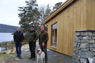 Harald Hetland (t.v.), Andreas Dunkley og Gunnar Dalen håpar den nye utestova vil bli flittig brukt.
Foto: Irene Mæland Haraldsen