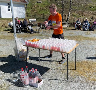 Jarle Kringlebotten drikk vatn og saft før han tek fatt på resten av den 23,8 kilometer lange løypa.
FOTO: JONAS SANDSGÅRD