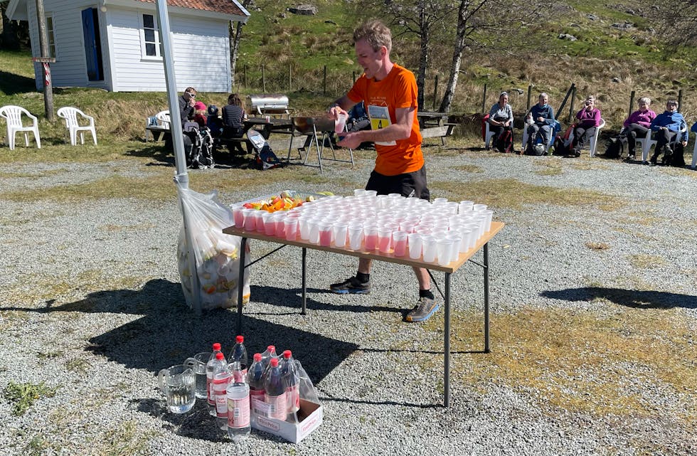 Jarle Kringlebotten drikk vatn og saft før han tek fatt på resten av den 23,8 kilometer lange løypa.
FOTO: JONAS SANDSGÅRD