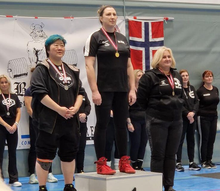 Aurelia Perednis toppa sigerspallen i NM. Her sølvvinnar Kim Eikefet (Odin SK, f.v.) og bronsevinnar Linda Carina Isaksen (Tromsø Atletklubb) på pallen. Foto: Privat