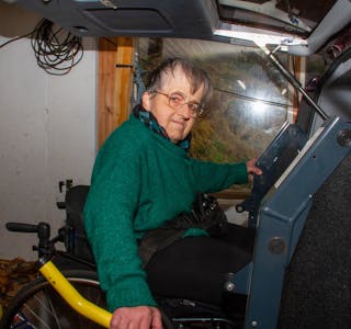 Gøril Frette er avhengig av rullestol og spesialtilpassa bil med gass og brems til handbruk. No ventar ho på ny bil, og ho har bestilt firehjulstrekk som ho sjølv meiner er nødvendig. Det er HELFO ueinig i, og ho må spytta i 94.000 kroner av eiga lomme. 
Foto: Grethe Hopland Ravn