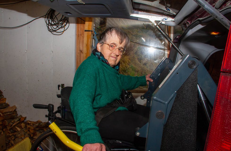 Gøril Frette er avhengig av rullestol og spesialtilpassa bil med gass og brems til handbruk. No ventar ho på ny bil, og ho har bestilt firehjulstrekk som ho sjølv meiner er nødvendig. Det er HELFO ueinig i, og ho må spytta i 94.000 kroner av eiga lomme. 
Foto: Grethe Hopland Ravn
