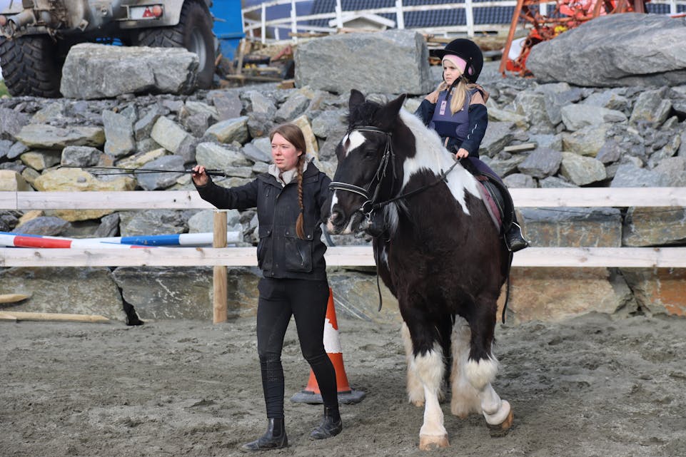 Amalie Ersland Hellås arrangerer rideundervisning for Hedda Solberg og andre som vil bli flinke til å ri. Foto: Svein-Erik Larsen