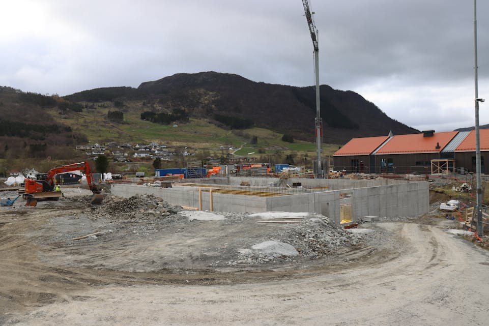 Den nye Vindafjordhallen begynner å ta form. Her frå i midten av april. Arkivfoto: Svein-Erik Larsen