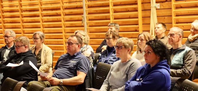 Totalt 25 personar deltok på årsmøtet i Vindafjordhallen SA. Foto: Svein-Erik Larsen