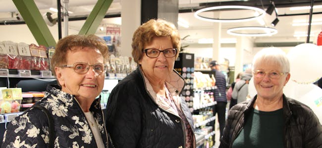 Hansine Ljusnes (t.v.), Johanne Åkra og Gurine Jensen var tilstades under opninga av ny butikk. Alle tre var einige om det såg veldig flott ut. FOTO: RENATE SÆVAREID