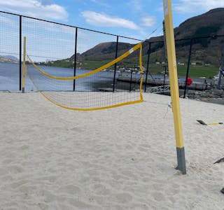 Nokon har gått laus på dei nye banemarkørane og nettet på sandvolleyballbanen i Ølen Aktivitetspark. Foto: Privat.