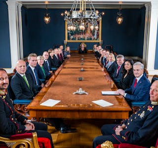 Slik ser det vanlegvis ut når det blir halde statsråd med kong Harald og kronprins Haakon på Slottet. Her frå 2021. Foto: Håkon Mosvold Larsen / NTB / NPK