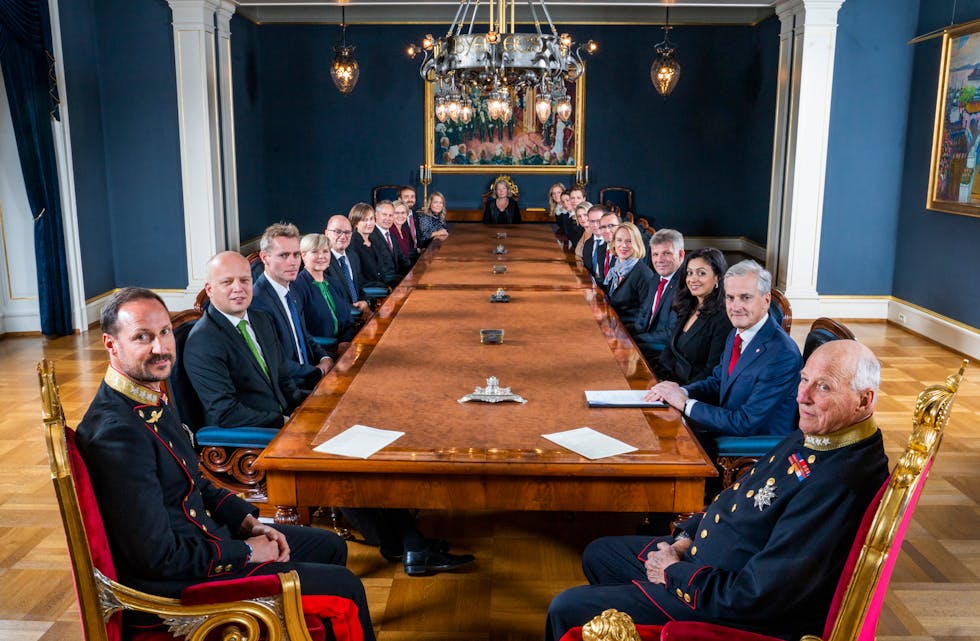 Slik ser det vanlegvis ut når det blir halde statsråd med kong Harald og kronprins Haakon på Slottet. Her frå 2021. Foto: Håkon Mosvold Larsen / NTB / NPK