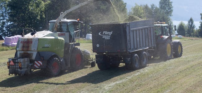 FBruk av traktor og andre store maskinar har ført til fleire alvorlege ulykker i landbruket. Illustrasjonsfoto: Terje Bendiksby / NTB / NPK