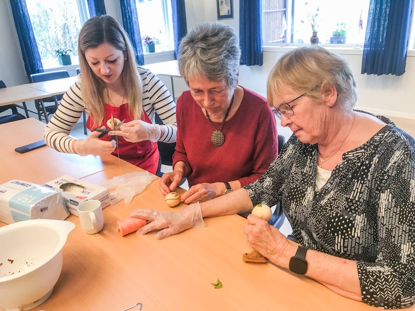 Chenviakova Nataliien lærer sanitetskvinnene Astrid
Kalleklev og Anne-Britt Gregersen kunsten å dekorere egg.
FOTO: PRIVAT