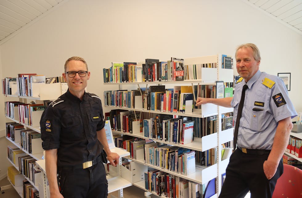 Leiar Tor Olav Gregersen for arbeidsdrift i fengselet (f.v.) og fengselsleiar Jan Helge Aske viser fram biblioteket til dei innsette. FOTO: SVEIN-ERIK LARSEN
