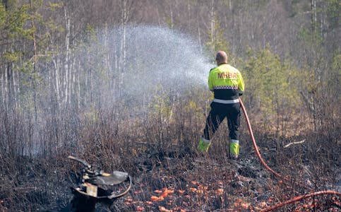 Ver spesielt forsiktig med open eld der det ligg tørt gras eller lauv frå i fjor, melder Yr. Illustrasjonsfoto: Terje Pedersen / NTB / NPK