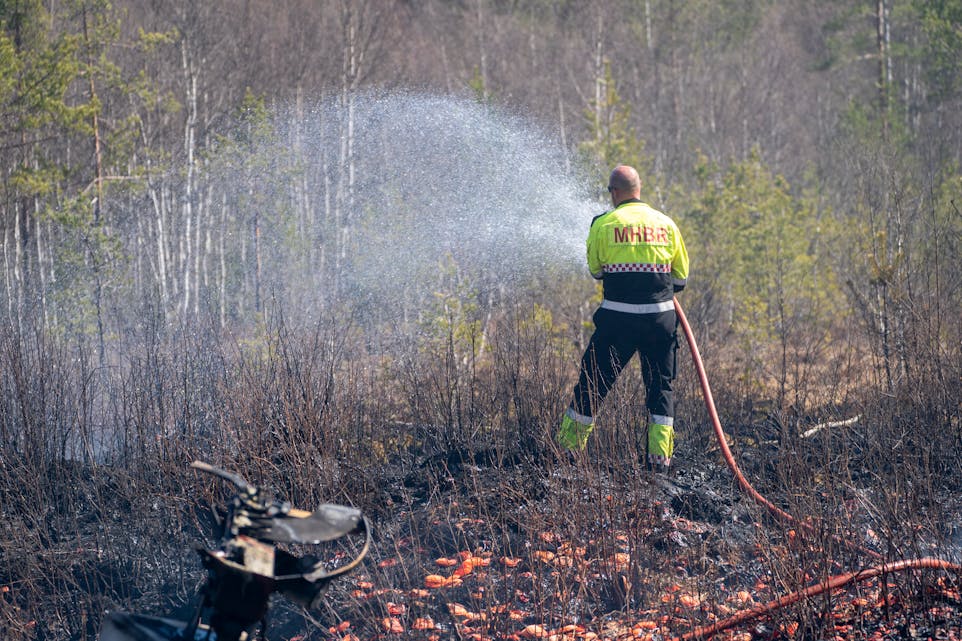 Ver spesielt forsiktig med open eld der det ligg tørt gras eller lauv frå i fjor, melder Yr. Illustrasjonsfoto: Terje Pedersen / NTB / NPK