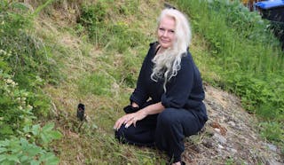 Sigrid Marie Mannes forventar at Etne kommune fiksar krana som blei øydelagt av kantslått for fleire år sidan.
FOTO: IRENE MÆLAND HARALDSEN