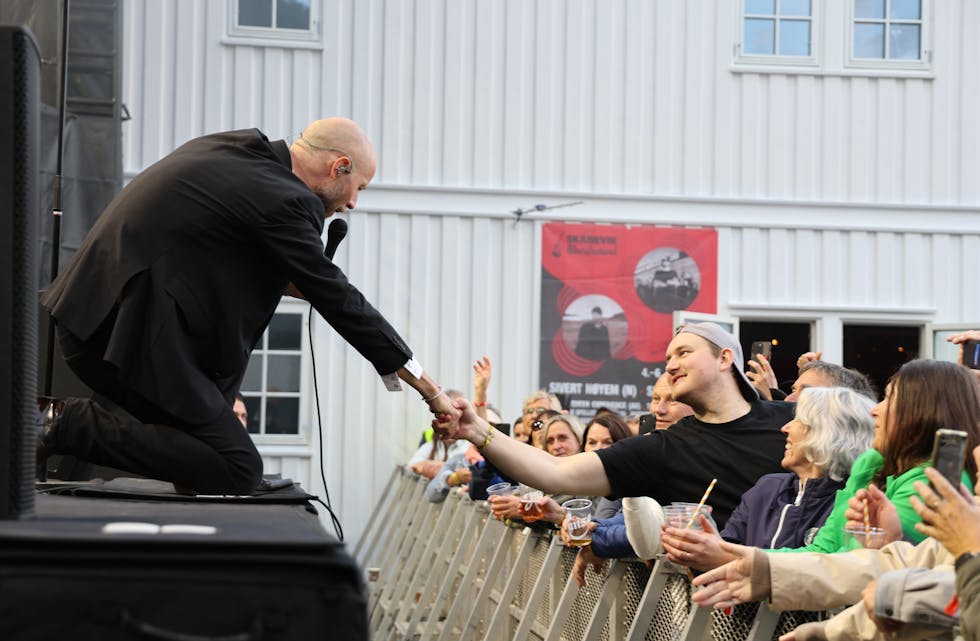 Jon Tore Vae pressa seg fram blant publikum for å få tatt Sivert Høyem i handa. — Eg måtte berre fram for å få tatt han i handa. Eg elskar musikken hans, seier Vae.
FOTO: RENATE SÆVAREID
