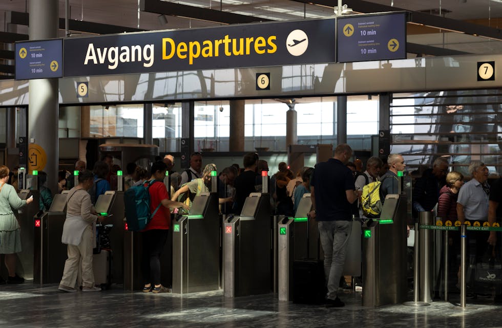 Mange skal gjennom sikkerheitskontrollen på Oslo lufthamn på veg til juleferie fredag. Foto: Amanda Pedersen Giske / NTB/ NPK
