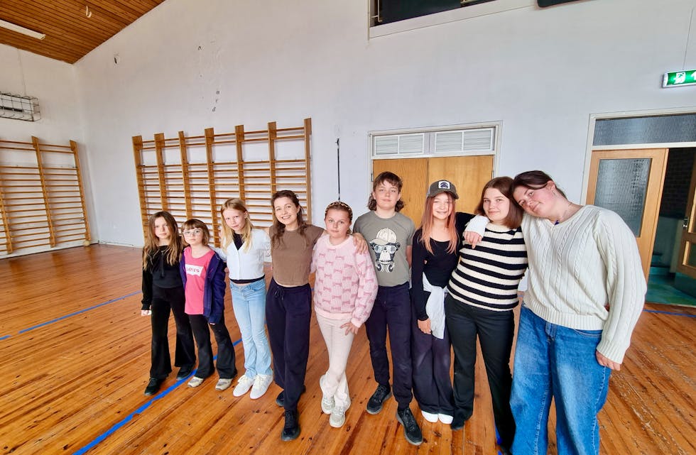 Emma Sofie Gravdal, Pernille Markhus, Una Espeland Grønstad, Amalie Krogh, Nora Christensen, Ernst Skarveland, Avrora Zimina, Elea Nerheim Myrtvedt og Sigrid Knudsen Reinholtsen koste seg på workshop til Pippifestivalen i Skånevik. FOTO: SVEIN-ERIK LARSEN