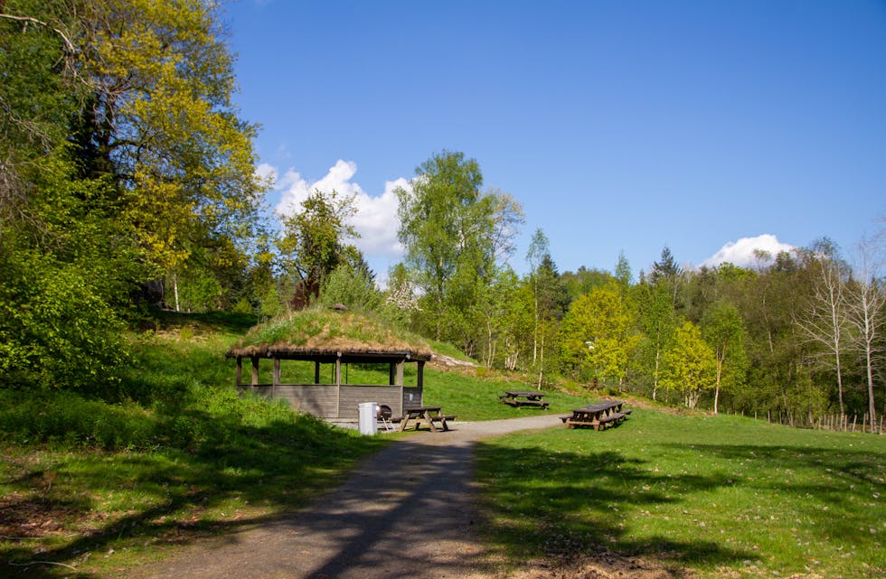 Paviljongen på Olav Vik-stiftinga. Her er ein populær møteplass, med sitjeplassar både utanfor og inni. Det er også grillmoglegheiter både utanfor og inne i paviljongen.
Foto: Grethe Hopland Ravn