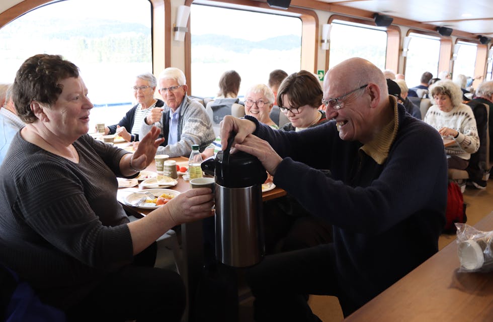 Astrid Heggernes frå Bergen får seg ein kaffiskvett av Gisle Sellevold.
Foto: Irene Mæland Haraldsen