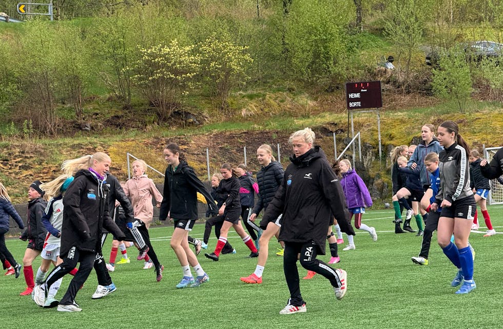 Det var populært å vere med på ei trening med FKH-spelarar i Ølen. FOTO: PRIVAT
