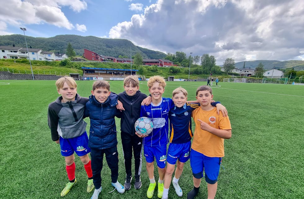 Emil Sødenå Hundseid (f.v.), Leonis Shabani, Jonah Kolnes Vestreng, Kasper Gundersen
Matas Cibauskis og Elton Kajtazaj i pausen av kampen. FOTO: SVEIN-ERIK LARSEN