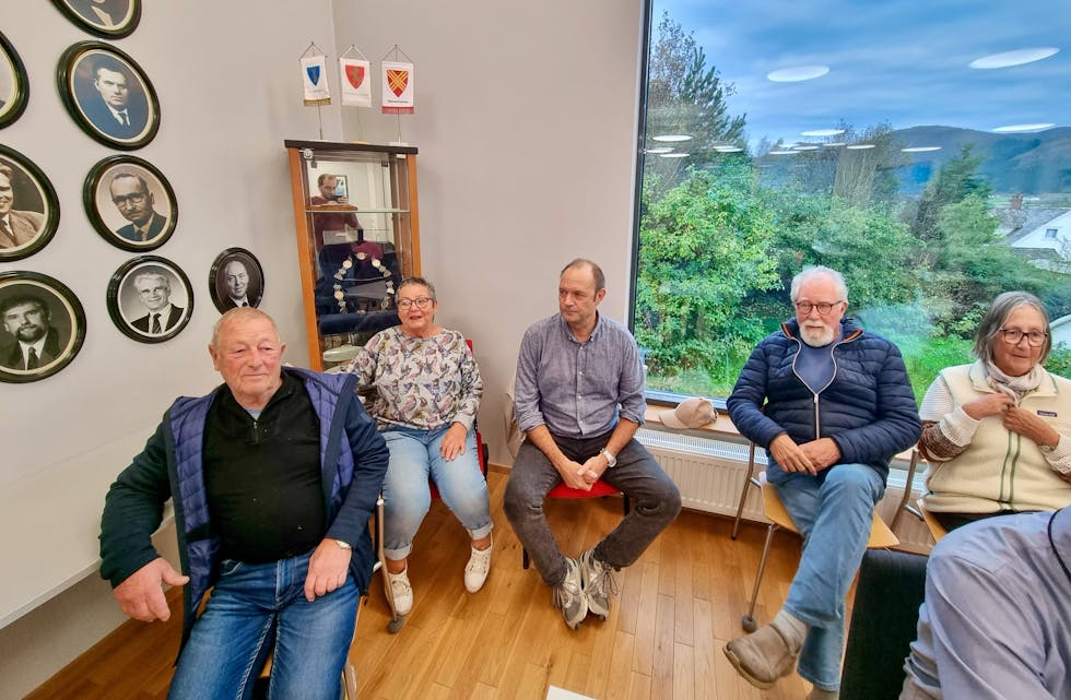 Ole Hvidsten (f.v.), Gro Inger Hvidsen, Tore Tverå, Otto Aalmo og Karin Aalmo tok turen til rådhuset for å synnleggjere motstanden mot eit biogassanlegg i Ølen. FOTO: SVEIN-ERIK LARSEN