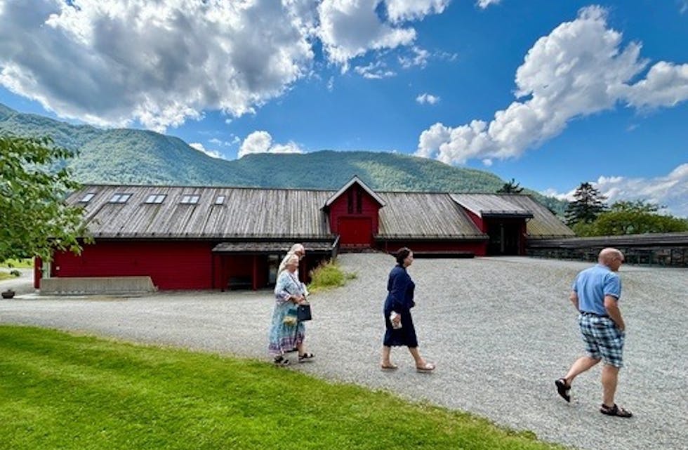 NYTT LIV I LÅVEN: Den første utstillinga lokka 1300 besøkande – og dronninga. Inngangen til galleriet er til venstre for låvebua. I motsett ende ligg kurs- og selskapslokalet. Foto: Heidi Molstad Andresen / NPK