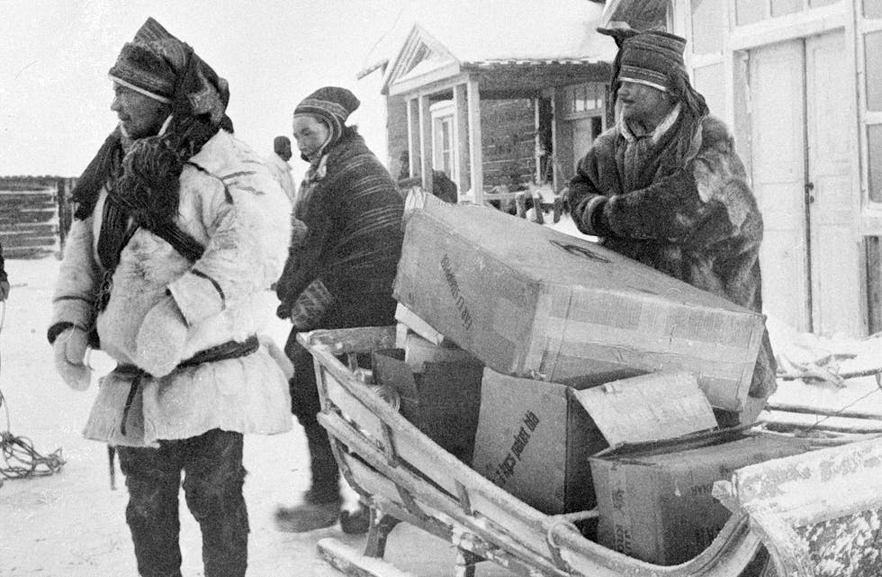 Sivilbefolkninga i Finnmark blei tvangsevakuert under andre verdskrigen. Her blir det frakta mat til dei tvangsevakuerte med slede innover i landet. Foto: NTB / NPK