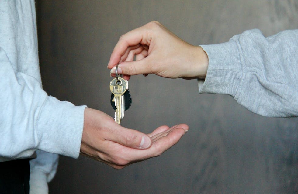 Det er ikkje lov å krevje at kjøparen inngår straumavtale ved overtaking av bustad eller ved signering av kontrakt. Likevel skjer akkurat det ofte. Foto: Ragnhild Marie Kjosbakken / NPK